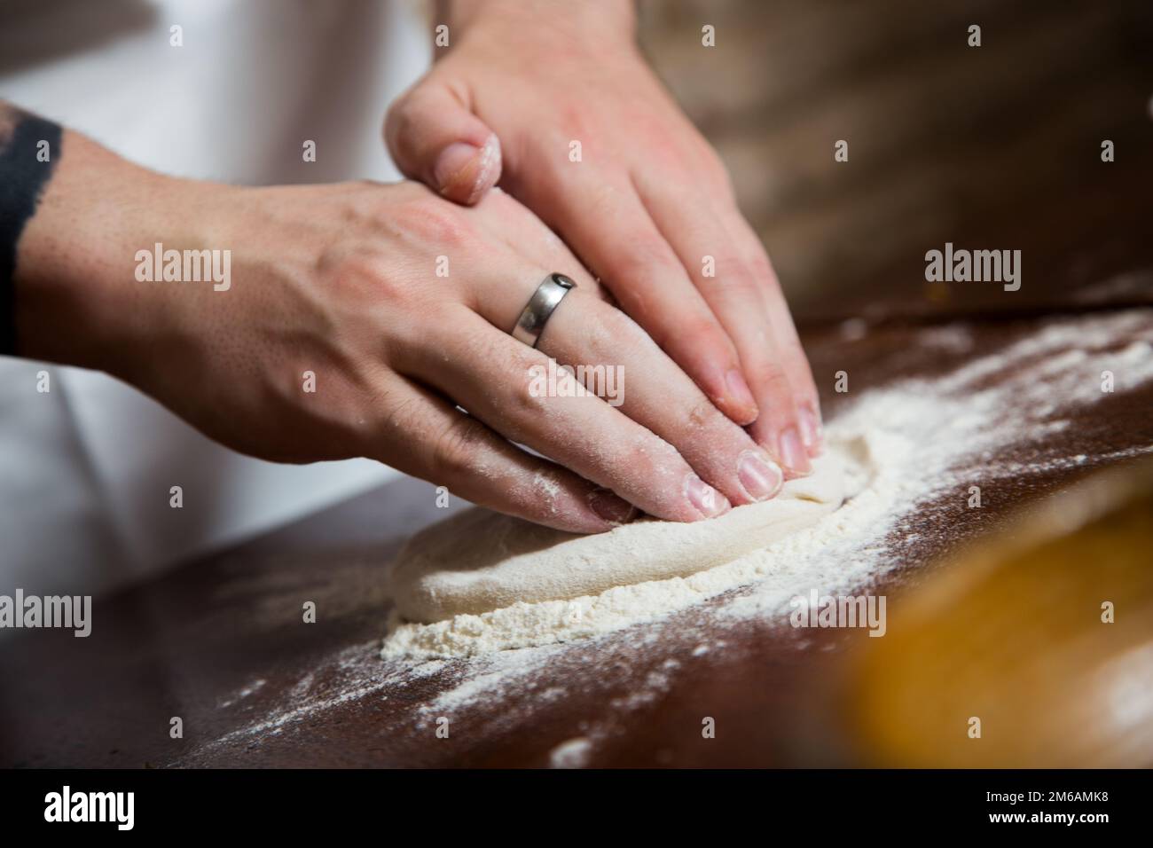 Zubereitung von Pizzateig in einem italienischen Restaurant. Stockfoto