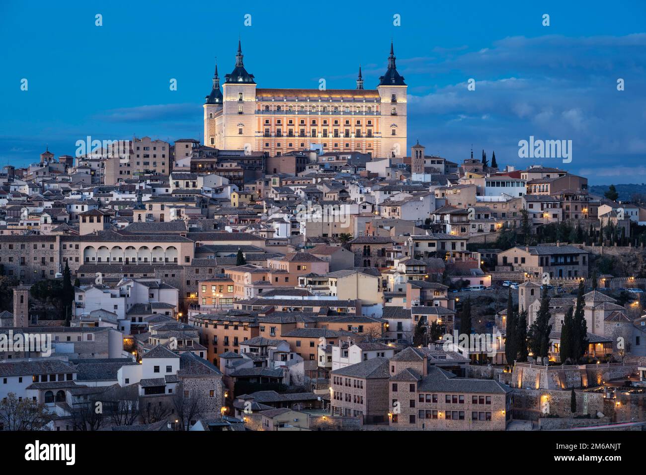 Alcazar de Toledo erhebt sich in der Dämmerung über der Stadt, Toledo, Spanien Stockfoto