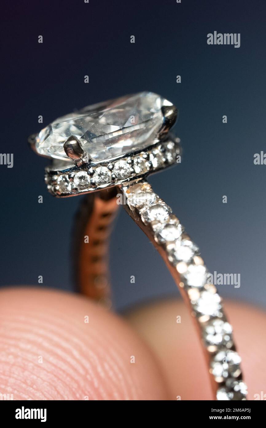 Fingergriff Wunderschöner Luxuriöser Solitaire Diamantring Stockfoto