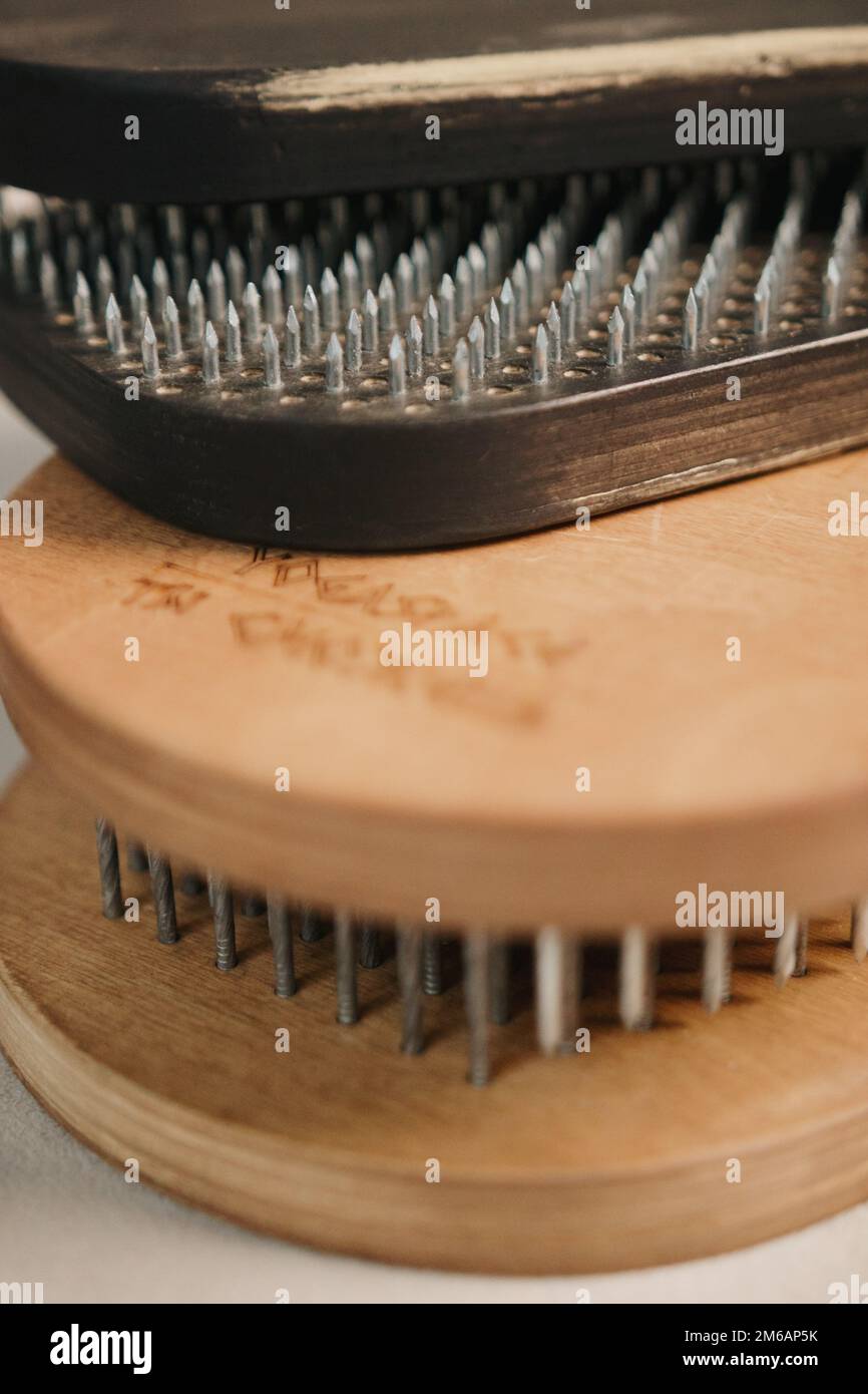 Holzbretter mit scharfen Metallnägeln Sadhu-Yoga-Board Stockfoto