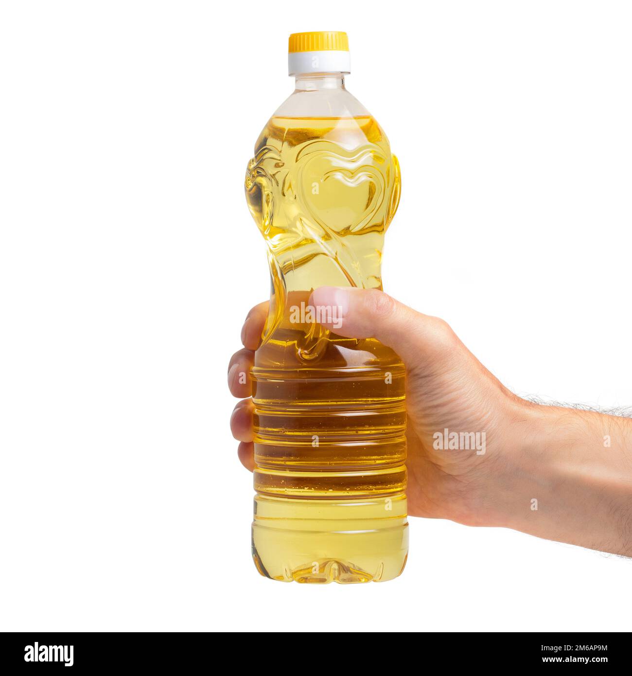 Eine Flasche goldenes Sonnenblumenöl in der Hand. Produkt auf einem weißen isolierten Hintergrund ohne Etikett. Sonnenblumenöl stammt aus den Samen der Sonnenblumen. Stockfoto