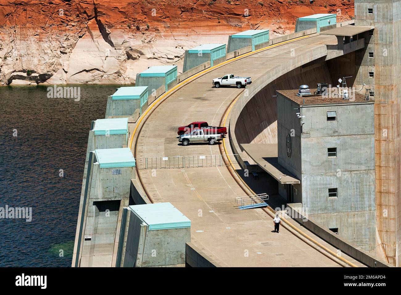 Geländefahrzeuge, Pick-ups auf dem Hoover Dam, Lake Mead Reservoir, Colorado River, Arizona, Nevada, USA Stockfoto