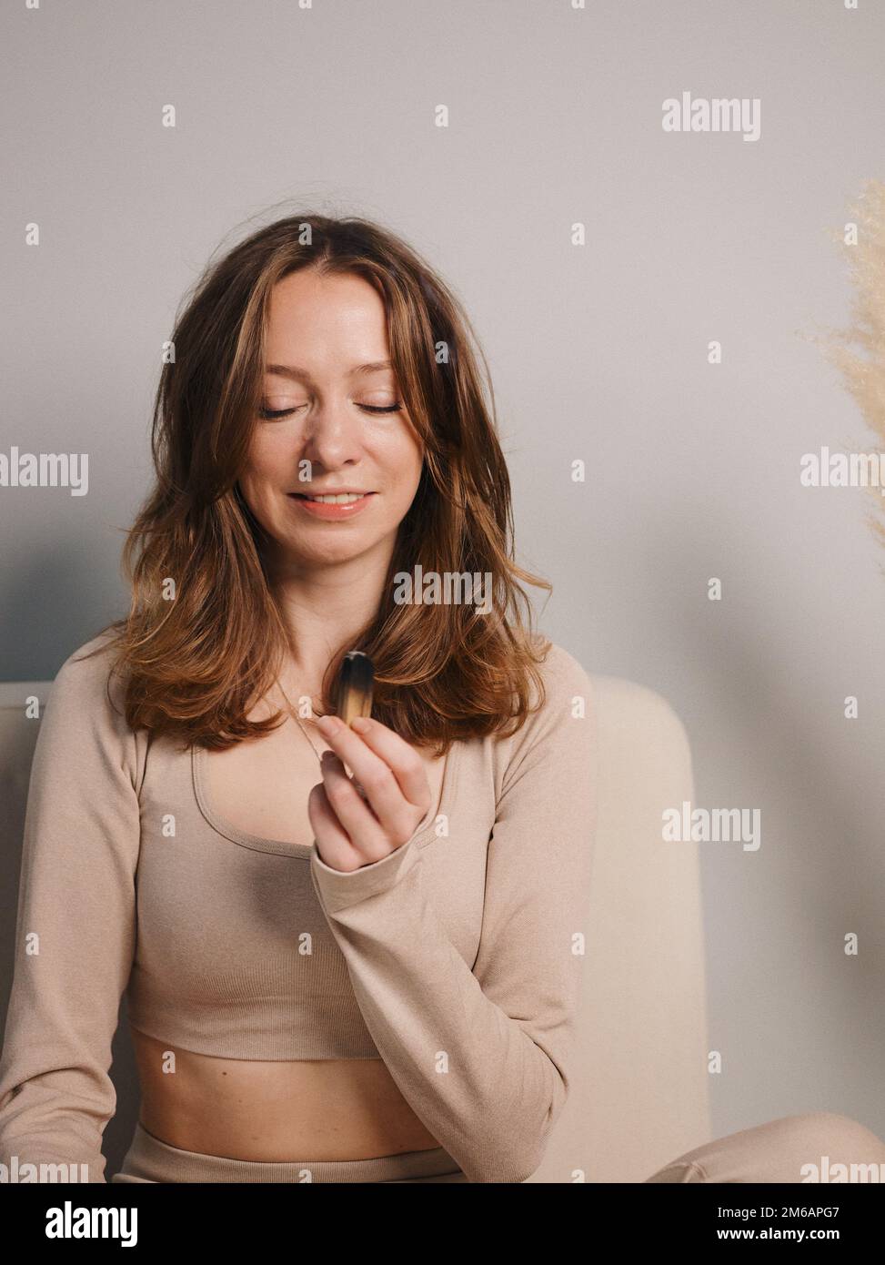 Weibliche Reiseleiterin mit palo santo Sadhu Yoga-Board Stockfoto