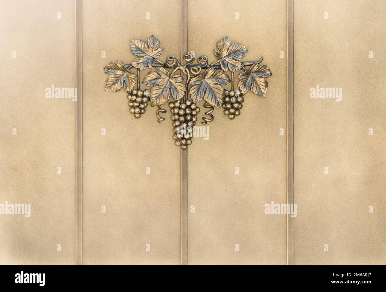 Schmiede zeigt Trauben und Traubenblätter Stockfoto