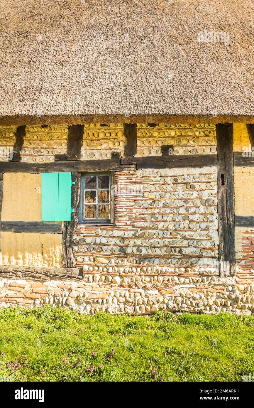 Historisches Fachwerkhaus mit Strohdach Stockfoto