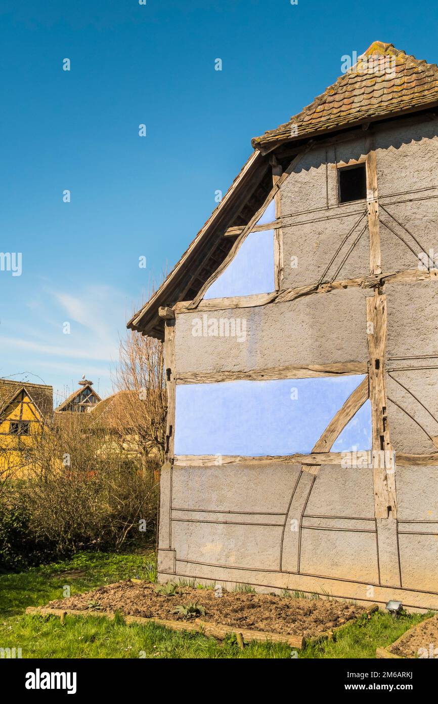 Historisches Fachwerkhaus, teilweise gestrichen Stockfoto