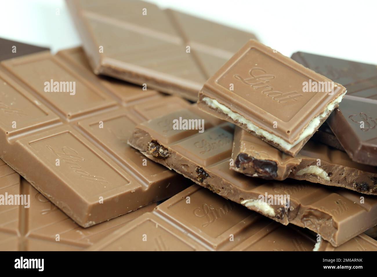 KIEW, UKRAINE - 4. MAI 2022 Lindt Schweizer Luxusmarken-Schokoladentabletten mit geprägtem Original-Firmenlogo. Stockfoto