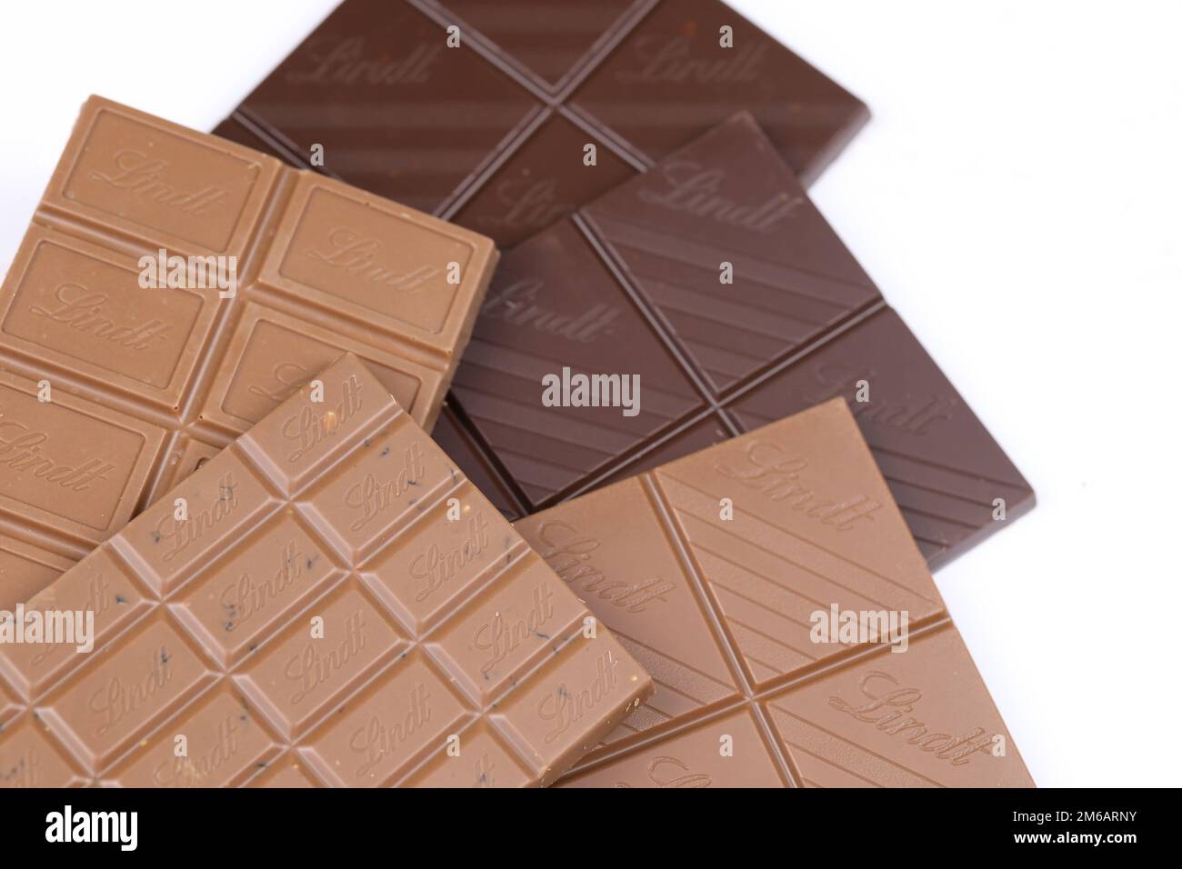 KIEW, UKRAINE - 4. MAI 2022 Lindt Schweizer Luxusmarken-Schokoladentabletten mit geprägtem Original-Firmenlogo. Stockfoto