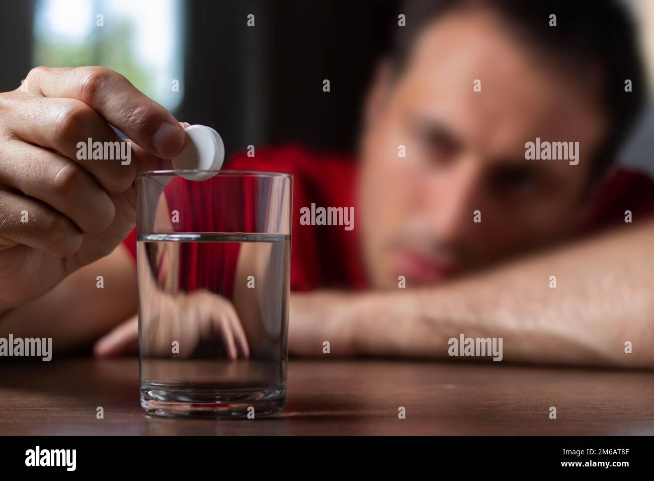 Mann Mit Kater, Der Medizin-Pillen-Heilmittel Nimmt. Stockfoto