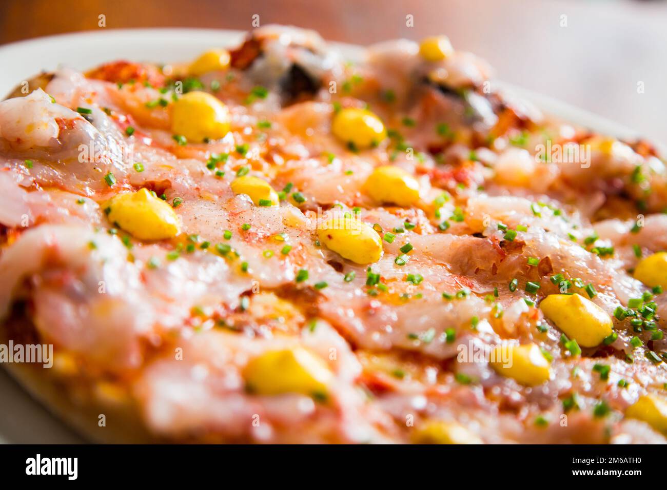 Pizza mit Garnelen. Neapolitanische Pizza mit Mozzarella. Italienisches ...