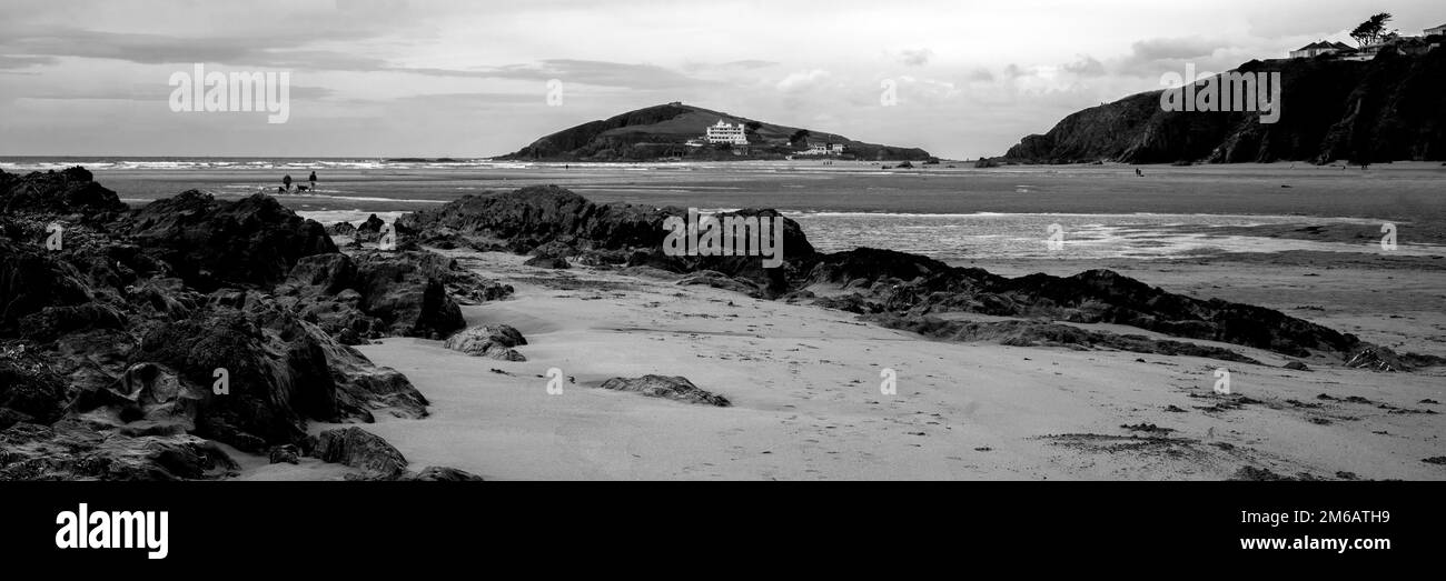 Schwarz-Weiß-Felsen am Bantham Beach, Devon, Großbritannien Stockfoto