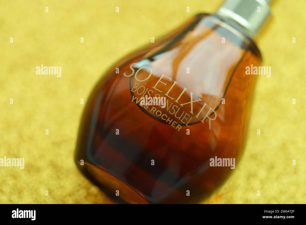 KIEW, UKRAINE - 4. MAI 2022 Flasche so Elixir Bois Sensuei Parfüm von Yves Rocher auf hellem Hintergrund Stockfoto