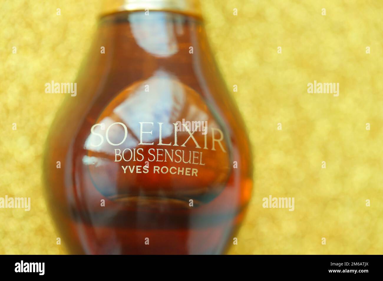 KIEW, UKRAINE - 4. MAI 2022 Flasche so Elixir Bois Sensuei Parfüm von Yves Rocher auf hellem Hintergrund Stockfoto