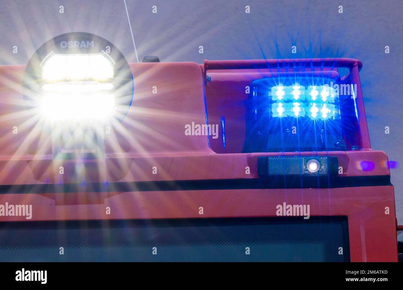 Malchow, Deutschland. 22. November 2022. Schweriner haben an der Landesschule für Brand- und Katastrophenschutz ein speziell für schweres Gelände ausgelegtes Tatra-Feuerwehrfahrzeug für den Einsatz bei Waldbränden in Empfang genommen. Kredit: Jens Büttner/dpa/Alamy Live News Stockfoto