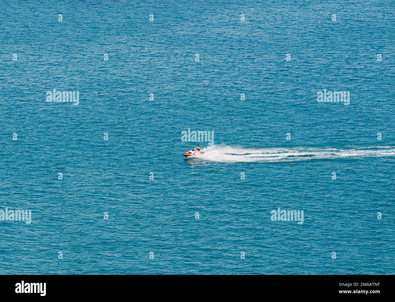 Person, die mit einem Wasserfahrzeug durch das Mittelmeer fährt Stockfoto
