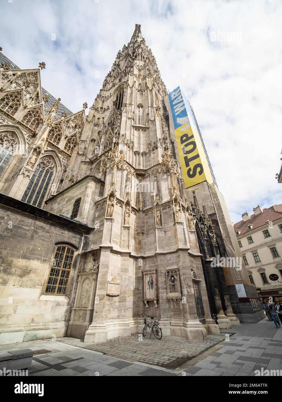 Poster gegen den Krieg in der Ukraine auf dem Südturm von St. Stephen's Cathedral, St. Stephansdom, Wien, Österreich Stockfoto