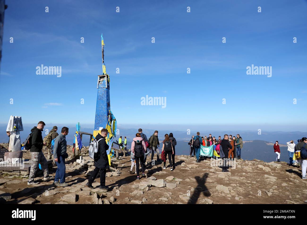 KARPATEN, UKRAINE - 8. OKTOBER 2022 Mount Hoverla. Karpaten in der Ukraine im Herbst. Touristen steigen auf den Gipfel des Berges. Malerischer Panoramablick auf den Chornogora-Kamm Stockfoto