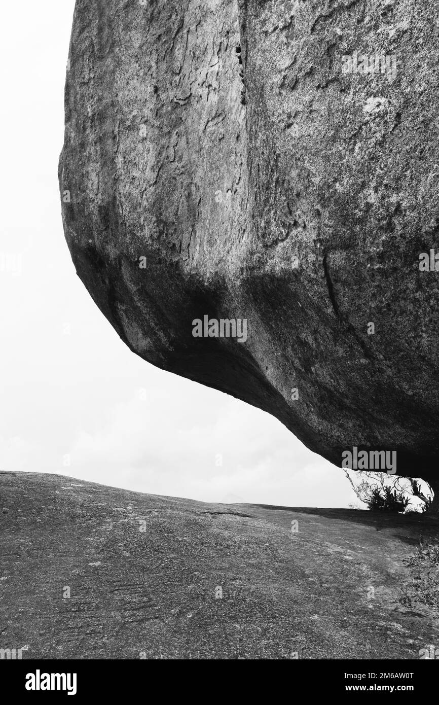 Abstrakte Felsformation in Schwarz und Weiß, Tijuca-Nationalpark, Rio de Janeiro, Brasilien Stockfoto