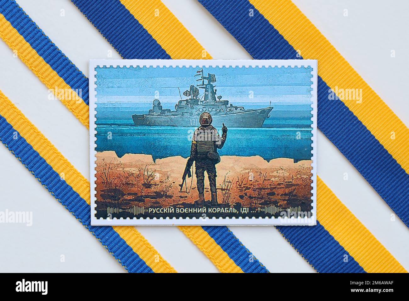 KIEW, UKRAINE - 4. MAI 2022 berühmtes ukrainisches Souvenir mit dem Anschein eines Postmarkens mit russischem Kriegsschiff und ukrainischem Soldaten Stockfoto