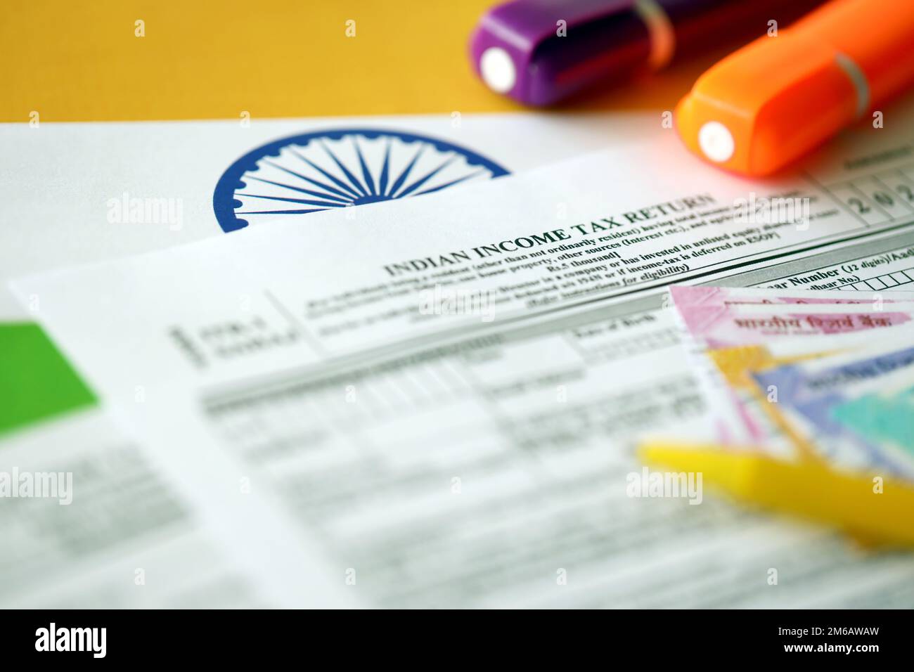 KIEW, UKRAINE - 4. MAI 2022 Indische Einkommensteuererklärung, leeres Formular mit Stift- und indischen Rupien-Rechnungen auf indischer Landesflagge. Konzept der jährlichen Steuermeldung Stockfoto