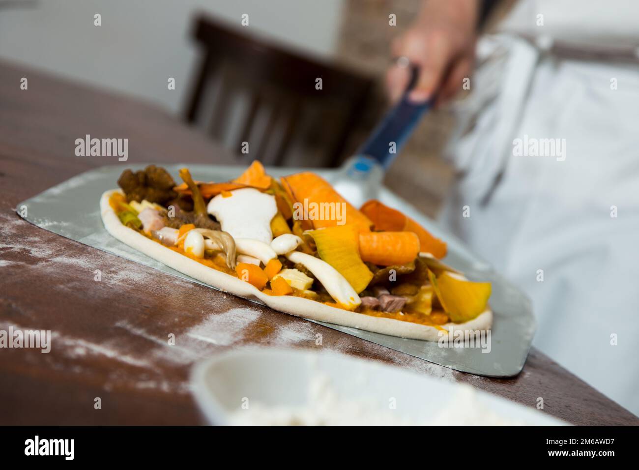 Pizza mit Rucola, Kürbis, Pilzen und Mozzarella. Stockfoto