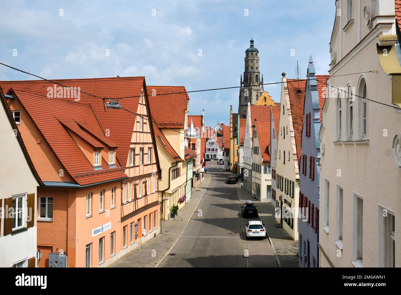 Altstadt, St. Georges Evangelische Lutherische Kirche hinten, Noerdlingen, Donau-Ries-Bezirk, Bayern, Deutschland Stockfoto