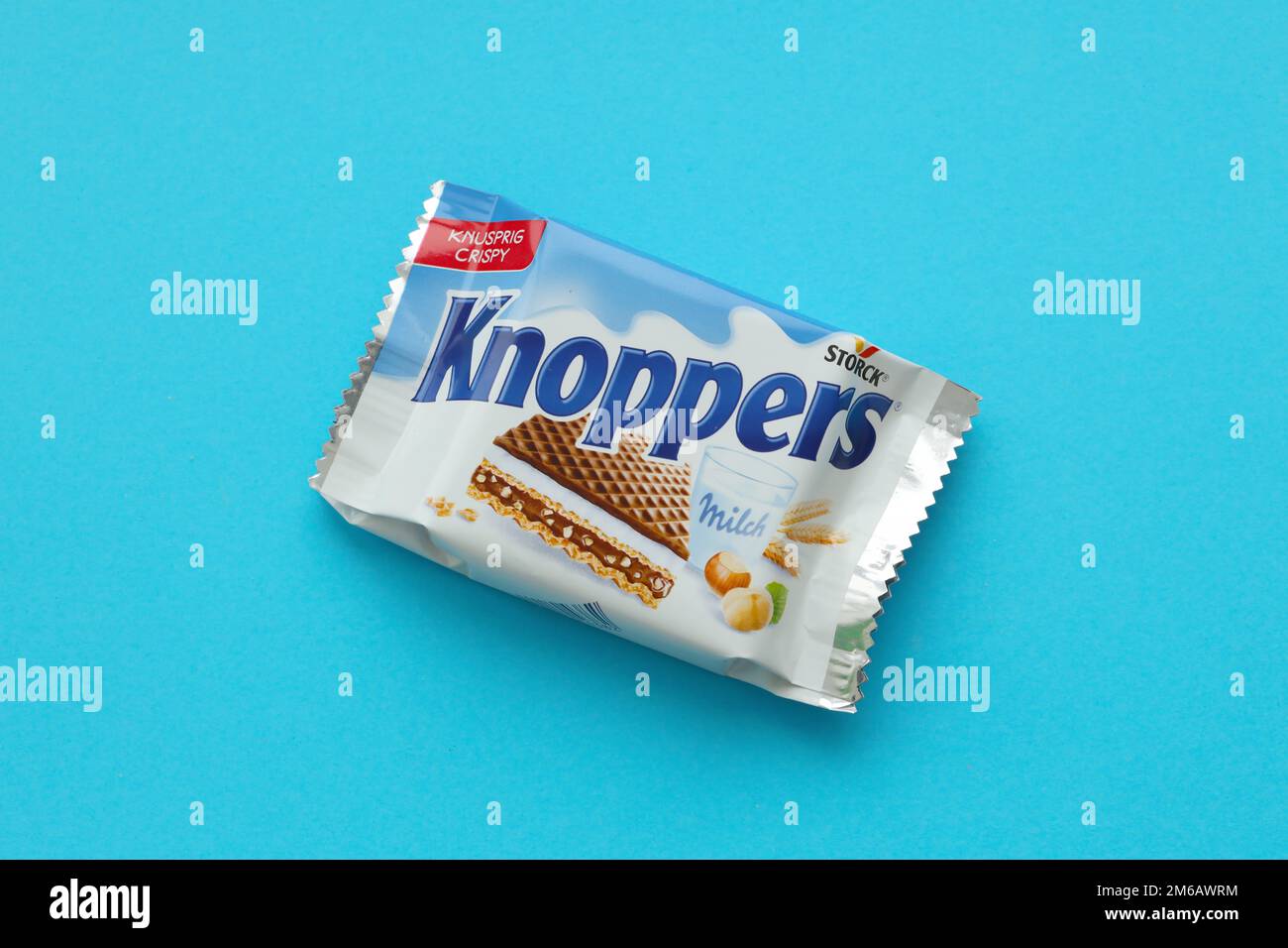 KIEW, UKRAINE - 4. MAI 2022 Packshot von Knoppers knusprigen Waffelsandwiches, hergestellt von Storck. Stockfoto