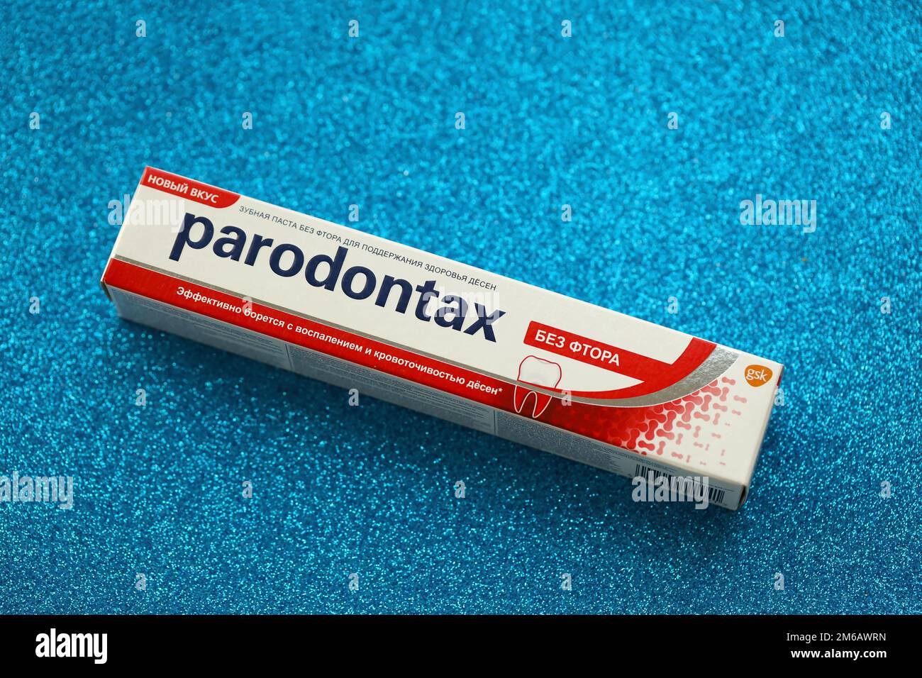 KIEW, UKRAINE - 4. MAI 2022 Paket Parodontax Zahnpasta auf hellem Hintergrund Nahaufnahme Stockfoto