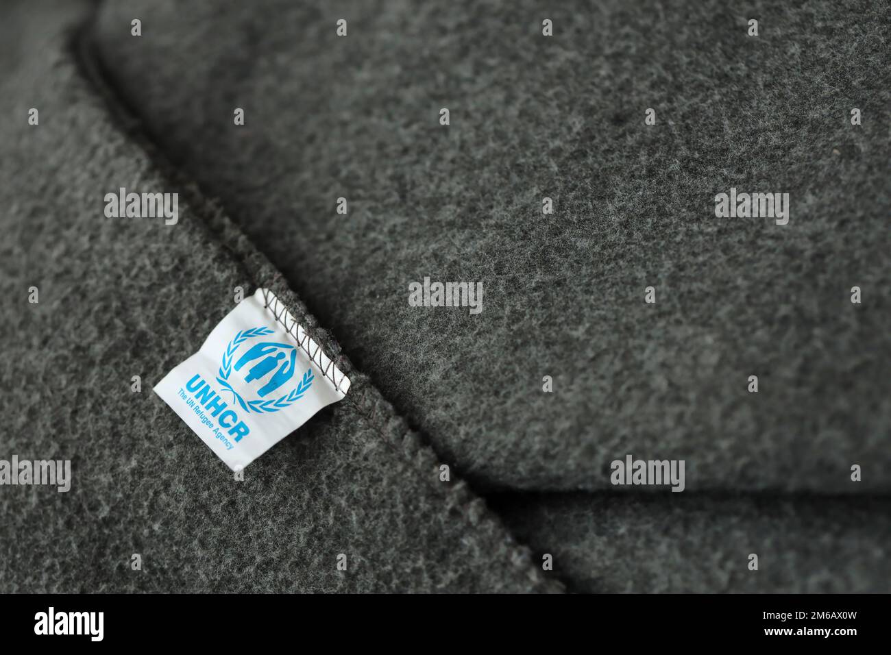 KIEW, UKRAINE - 4. MAI 2022 UNHCR das Logo der UN-Flüchtlingsorganisation auf humanitären grauen Decken aus humanitären Hilfsgütern Stockfoto