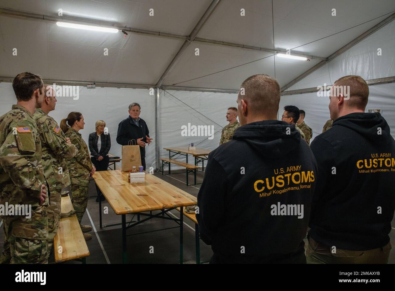 USA Sen. Steve Daines besucht am 21. April 2022 Soldaten der Nationalgarde von Montana auf dem Luftwaffenstützpunkt Mihail Kogalniceanu, Rumänien. Die USA stellen Rumänien weiterhin geeignete strategische Mittel zur Verfügung, um weitere russische Aggressionen abzuschrecken. Stockfoto