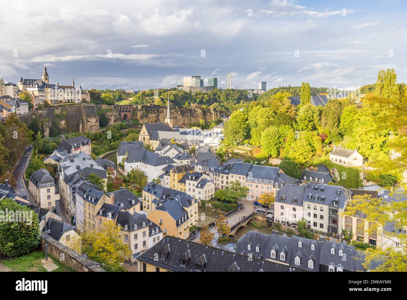 Luxemburg-stadt, Luxemburg - Ocotber 1, 2022: Stadtbild von Grund arrea mit europäischem Dschungel Kirchberg im Hintergrund in Luxemburg-Stadt Stockfoto