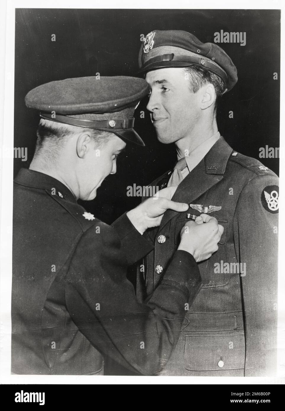 James C. Stewart erhält das Distinguished Flying Cross von LT. Col. Ramsay D. Potts, für einen Bombenangriff auf Brunswick, Deutschland, im Jahr 1944 erhält Major James Jimmy Stewart eine militärische Auszeichnung. Stockfoto