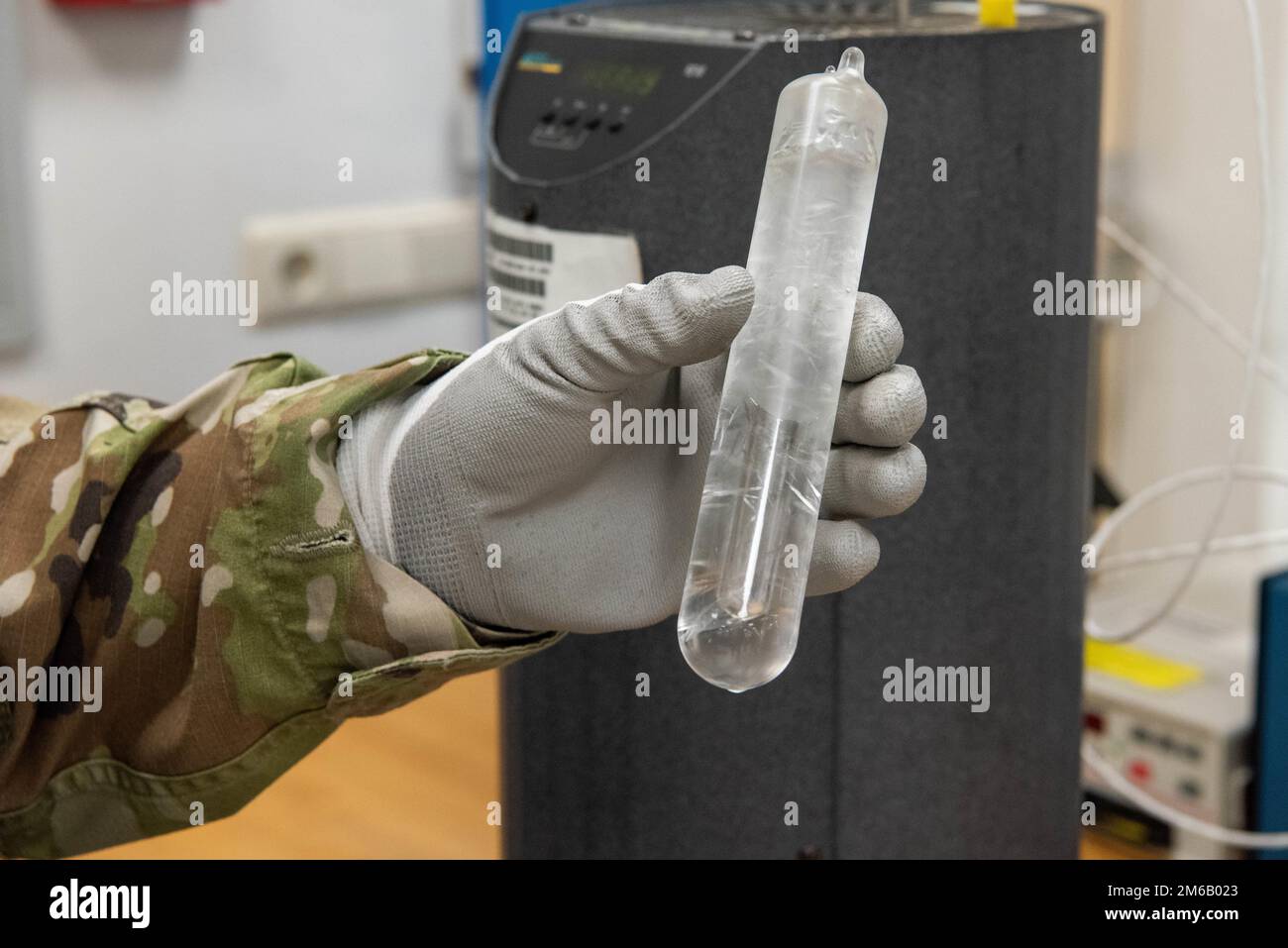 LUFTWAFFENSTÜTZPUNKT RAMSTEIN, DEUTSCHLAND – USA Air Force Staff Sgt. Joshua Frisbee, 86. Wartungsgeschwader Präzisionsmessgeräte Laborhandwerker, hält am Luftwaffenstützpunkt Ramstein, Deutschland, 22. April 2022 ein Dreipunktröhrchen. Mit dem Triple Point Gerät kann Wasser drei Aggregatzustände in einem versiegelten Rohr anzeigen. Stockfoto