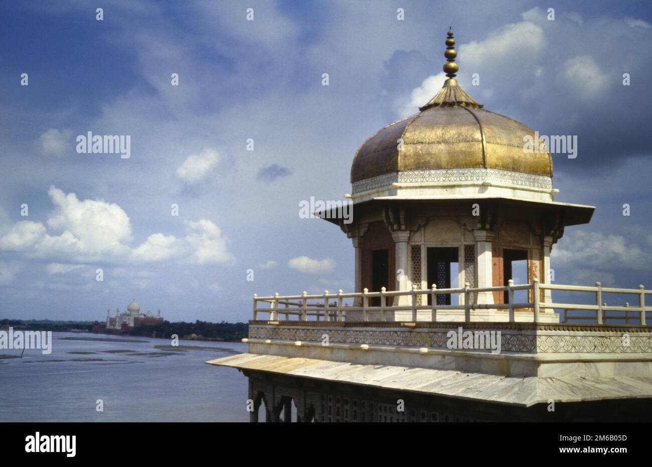 Historischer, archivierter Blick auf den Musamman Burj Dome des Fort Agra mit Blick auf den Yamuna River in Richtung Taj Mahal, UNESCO-Weltkulturerbe, August 1990 Stockfoto