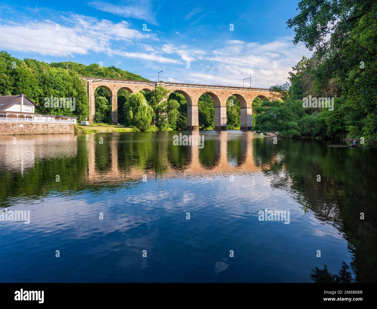 Viadukt Limmritz, Eisenbahnbrücke über den Fluss Zschopau, Doebeln, Sachsen, Deutschland Stockfoto