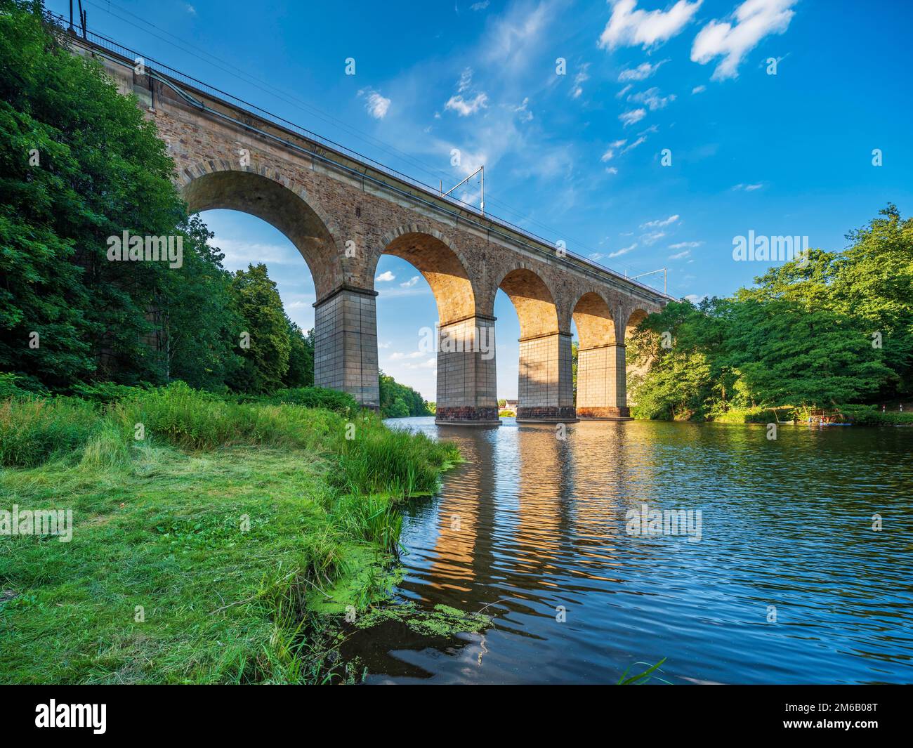 Viadukt Limmritz, Eisenbahnbrücke über den Fluss Zschopau, Doebeln, Sachsen, Deutschland Stockfoto