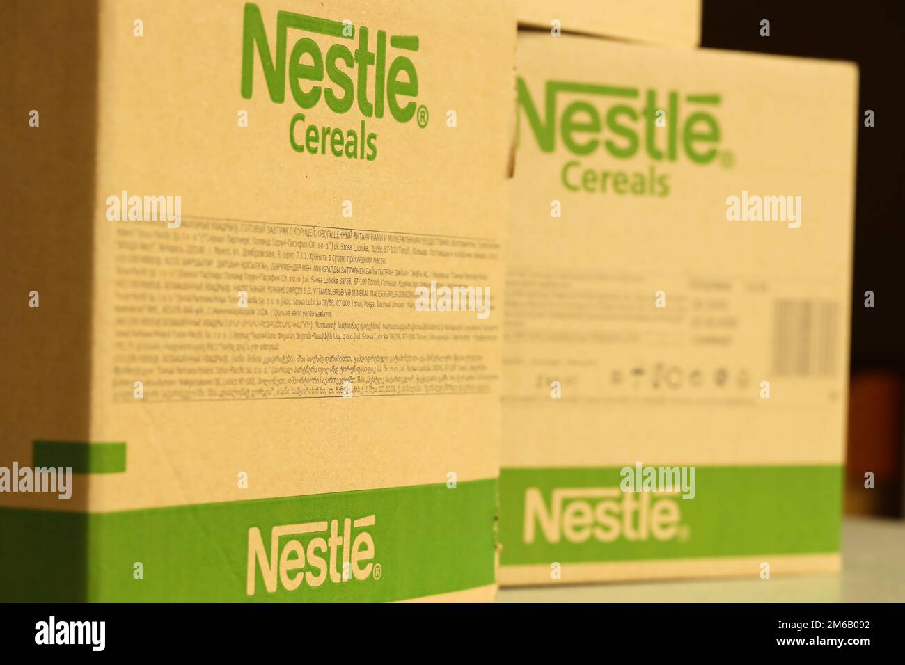 KIEW, UKRAINE - 4. MAI 2022 große Kartons mit dem Logo von Nestle Company. Portionierung von Nestwaren Stockfoto