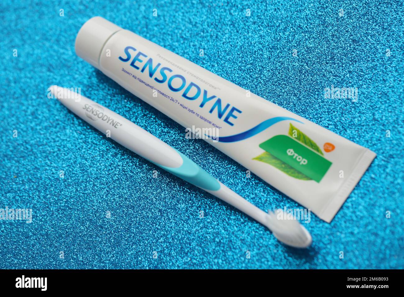 KIEW, UKRAINE - 4. MAI 2022 Sensodyne Fluor oder Fluor ist eine tägliche Fluorid Zahnpasta, die gegen Zahnempfindlichkeit schützt Stockfoto