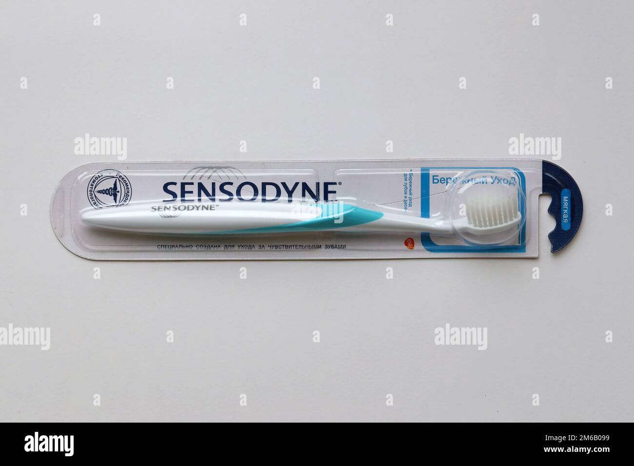 KIEW, UKRAINE - 4. MAI 2022 Sensodyne neue Zahnbürste für empfindliche Zehen, die gegen Zahnempfindlichkeit schützt Stockfoto