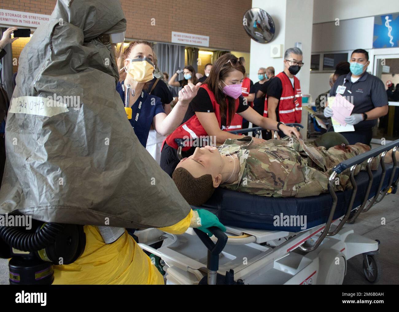 Mitarbeiter des Product Manager Medical Simulation Teams von PEO STRI spielten eine Schlüsselrolle bei der regionalen Notfallübung für Massenverletzte im April 21 in Orlando. Unter der Leitung der Central Florida Medical Disaster Coalition und neben dem Brand- und Notfallteam von Stadt und Bezirk, Krankenhausmitarbeitern und nicht-Regierungsbehörden bediente das medizinische Simulationspersonal von PEO STRI medizinische Simulatoren mit mittlerer und hoher Wiedergabetreue, um bei großen Übungen Verluste zu verursachen. Diese Art der Zusammenarbeit und Ausbildung mit lokalen Behörden und Gesundheitsexperten Stockfoto