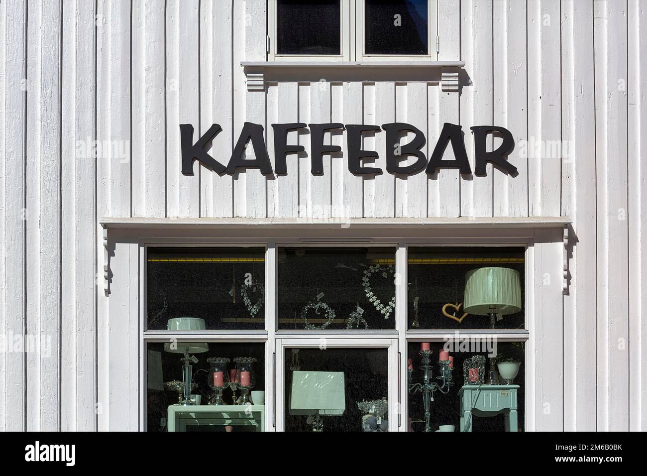 Café, Fassade eines weißen Holzhauses mit Schriftzug Kaffebar, Detail, reine, Lofoten, Norwegen Stockfoto