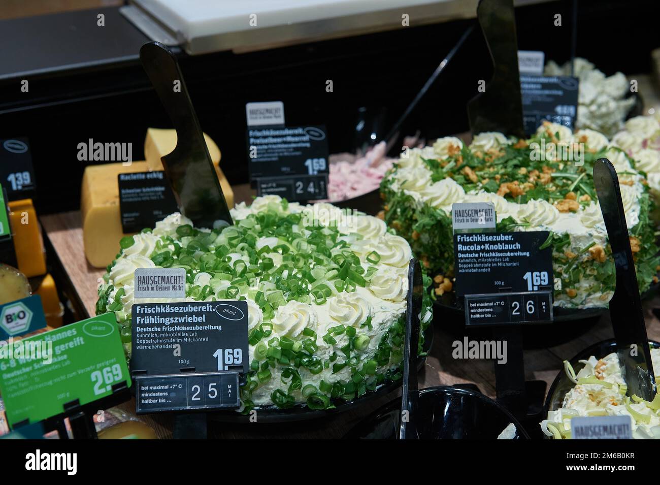 Serviceschalter mit frischem Käse, Rewe Center Tonndorfer Hauptstraße 71-81, 22045 Hamburg, Deutschland Stockfoto