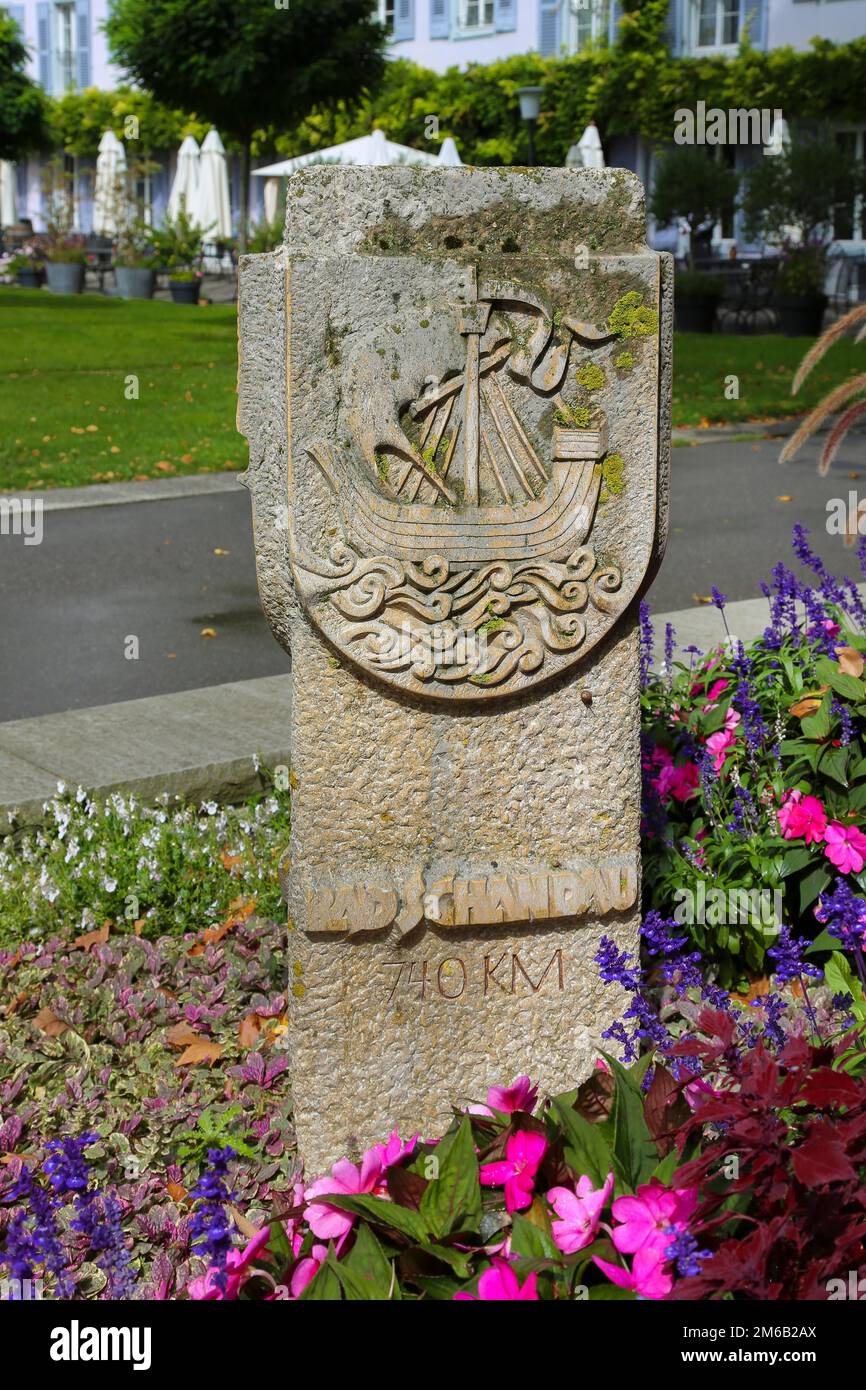 Stein mit Inschrift Bad Schandau, 740 km, Entfernungsstein im Badegarten, Garten des ehemaligen Kapuzinerklosters, Kurgarten, kulturelle Oase Stockfoto