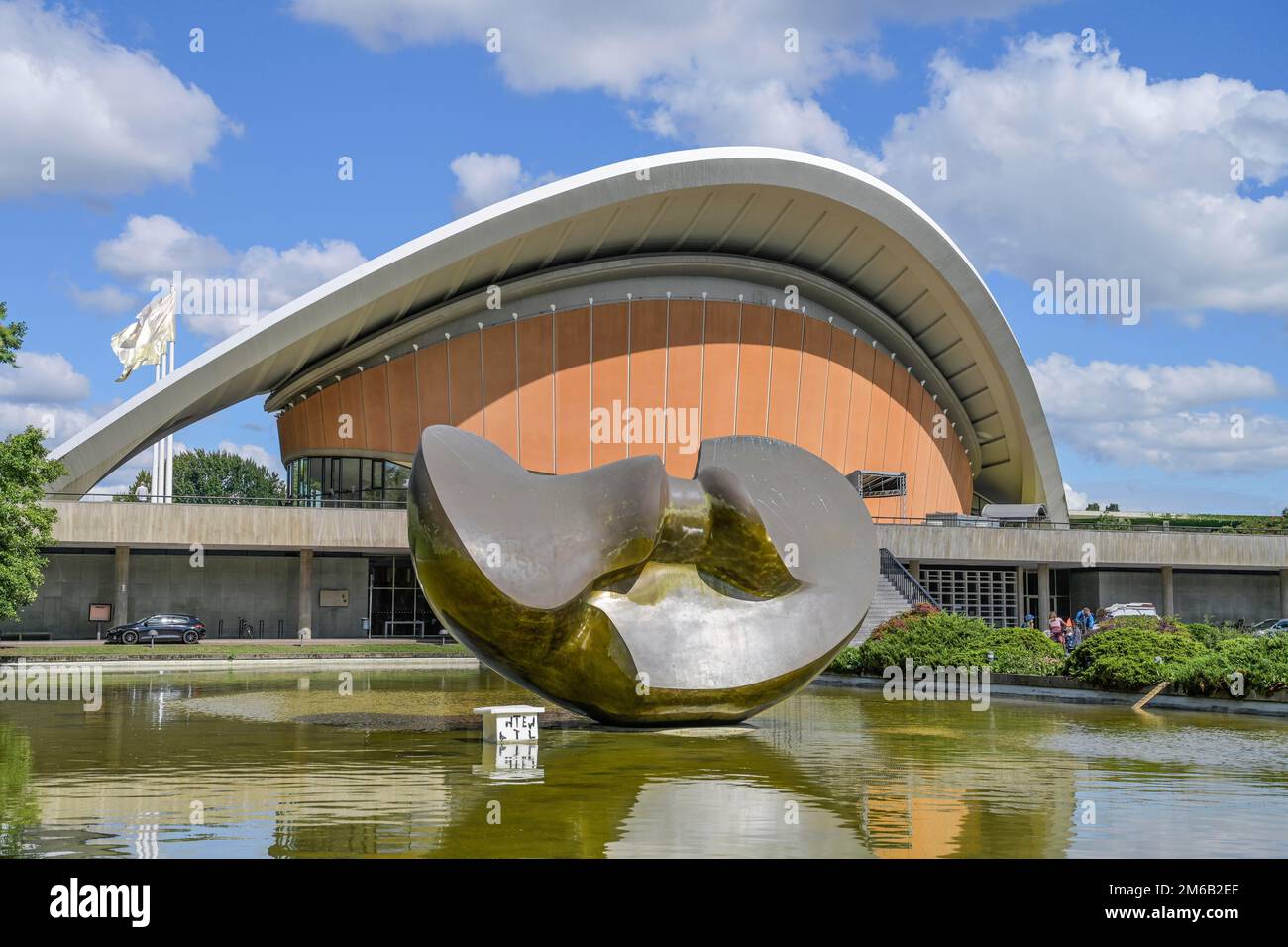 Henry Moore: Großer, geteilter ovaler Schmetterling, Haus der Weltkulturen, John-Foster-Dulles-Allee, Tiergarten, Berlin, Deutschland Stockfoto