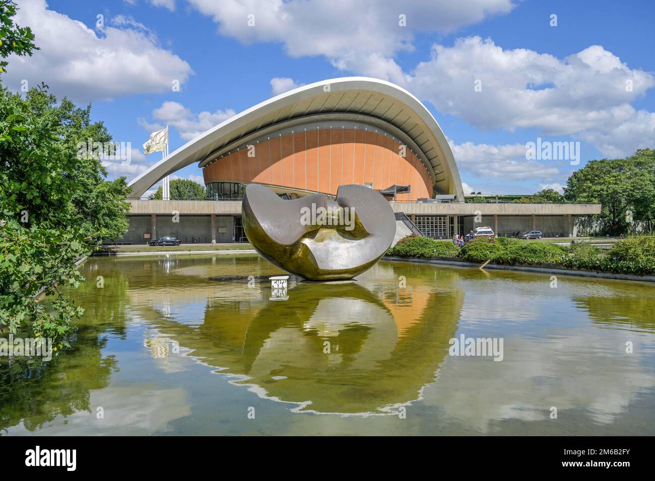 Henry Moore: Großer, geteilter ovaler Schmetterling, Haus der Weltkulturen, John-Foster-Dulles-Allee, Tiergarten, Berlin, Deutschland Stockfoto