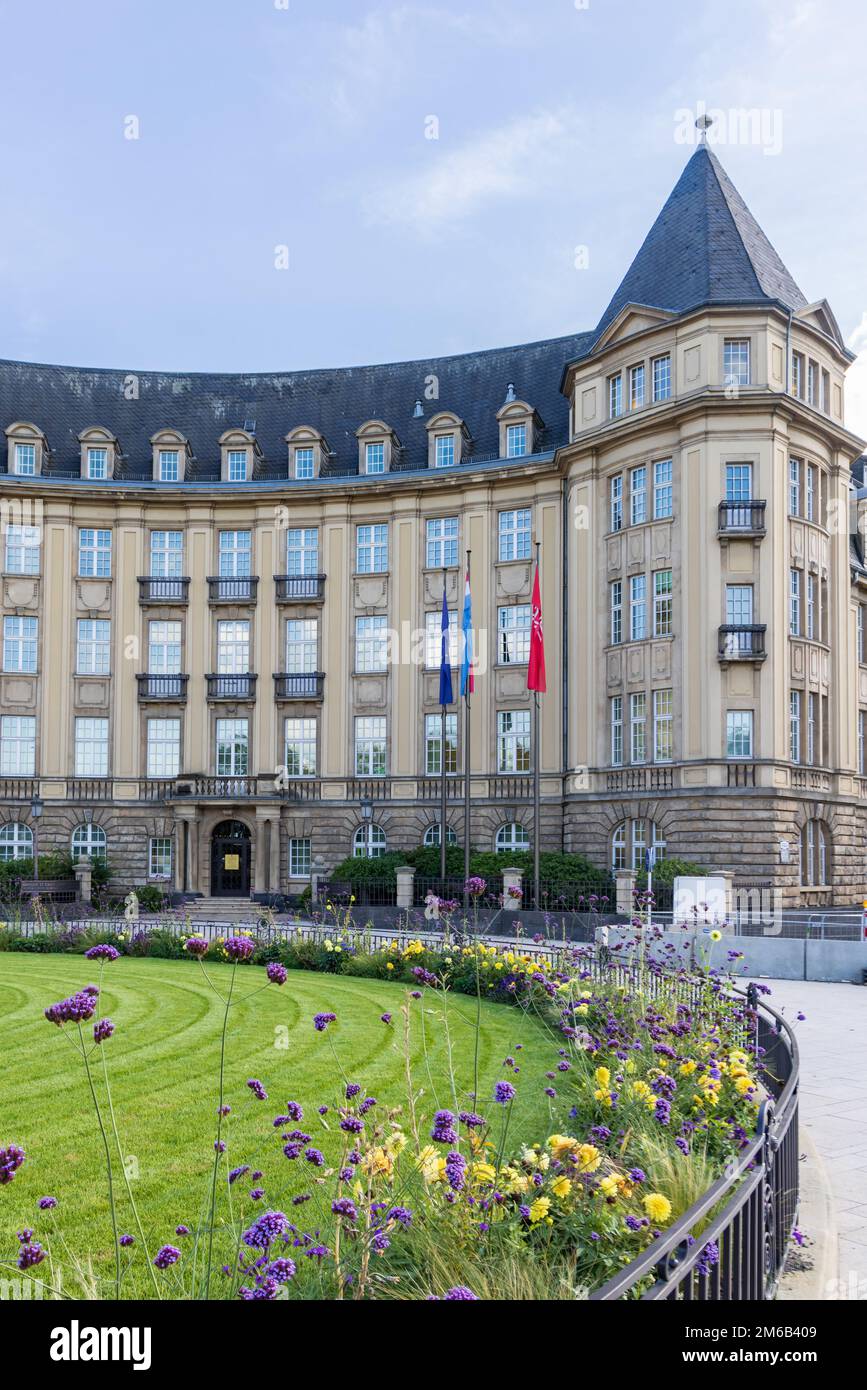 Luxemburg-stadt, Luxemburg - 30. September 2022: Stadtbild mit niederländischer Botschaft und Wappen mit Text je maintiendra in Luxemburg c Stockfoto