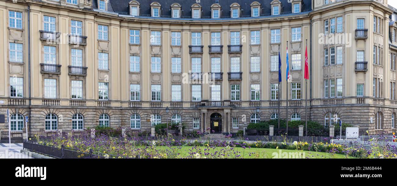 Luxemburg-stadt, Luxemburg - 30. September 2022: Stadtbild mit niederländischer Botschaft und Wappen mit Text je maintiendra in Luxemburg-Stadt Stockfoto