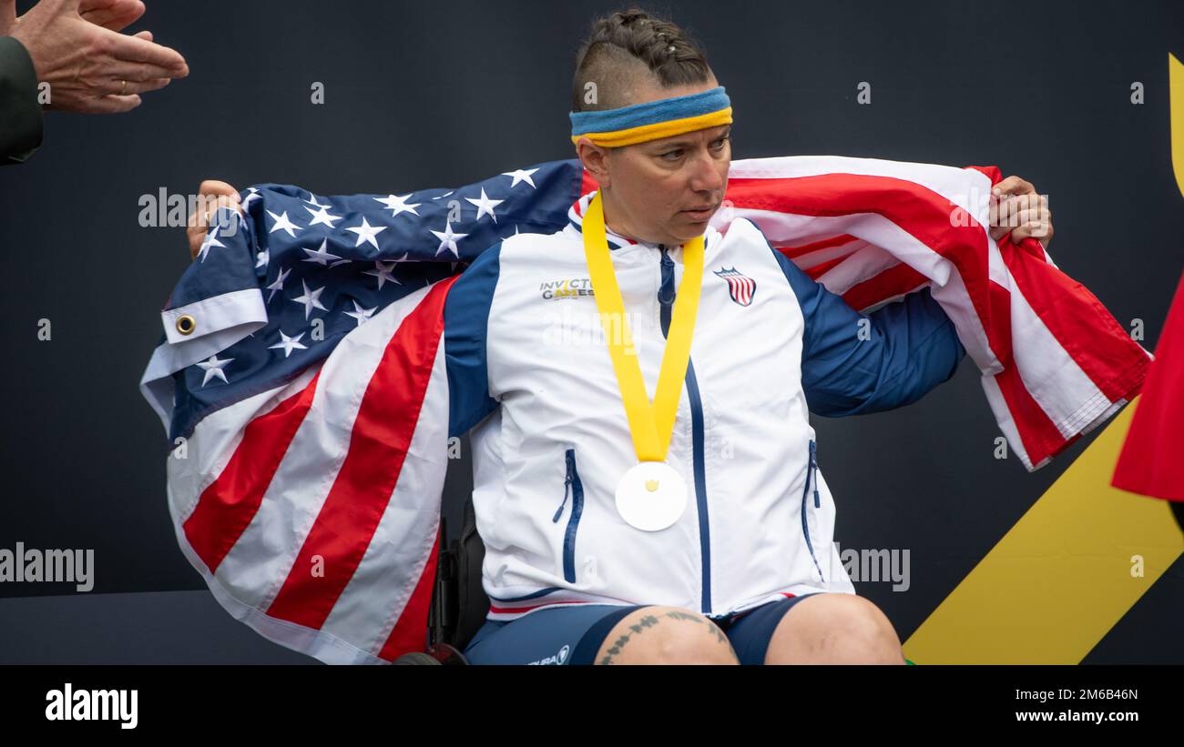 US-Rentner Army Staff Sgt. Beth King, Team U.S., erhält eine Silbermedaille, nachdem er am Radsport während der Invictus Games The Hague, Niederlande, am 22. April 2022 teilgenommen hat. Die Invictus Games bestehen aus fast 20 Nationen und über 500 militärischen Sportveranstaltungen vom 16. Bis 22. April 2022. Stockfoto