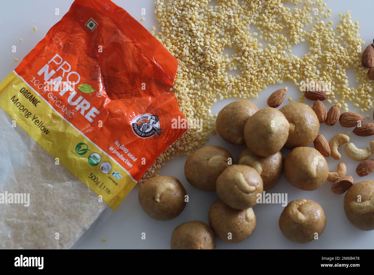 Mumbai, Indien, Januar 01 2023: Moong dal laddu shot with yellow moong dal in a pro nature organic orange Packaging. Moong dal laddu ist ein Indien Stockfoto