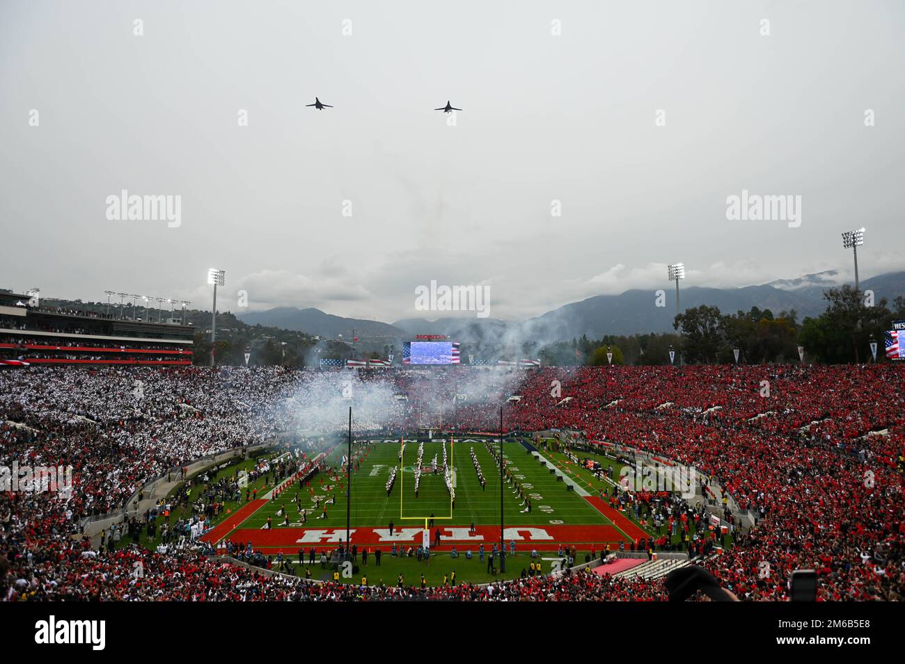 Zwei B-1B Lancer Bombers überqueren das Rose Bowl Stadium vor dem Rose Bowl-Spiel zwischen den Utah Utes und den Penn State Nittany Lions am Montag, den Stockfoto